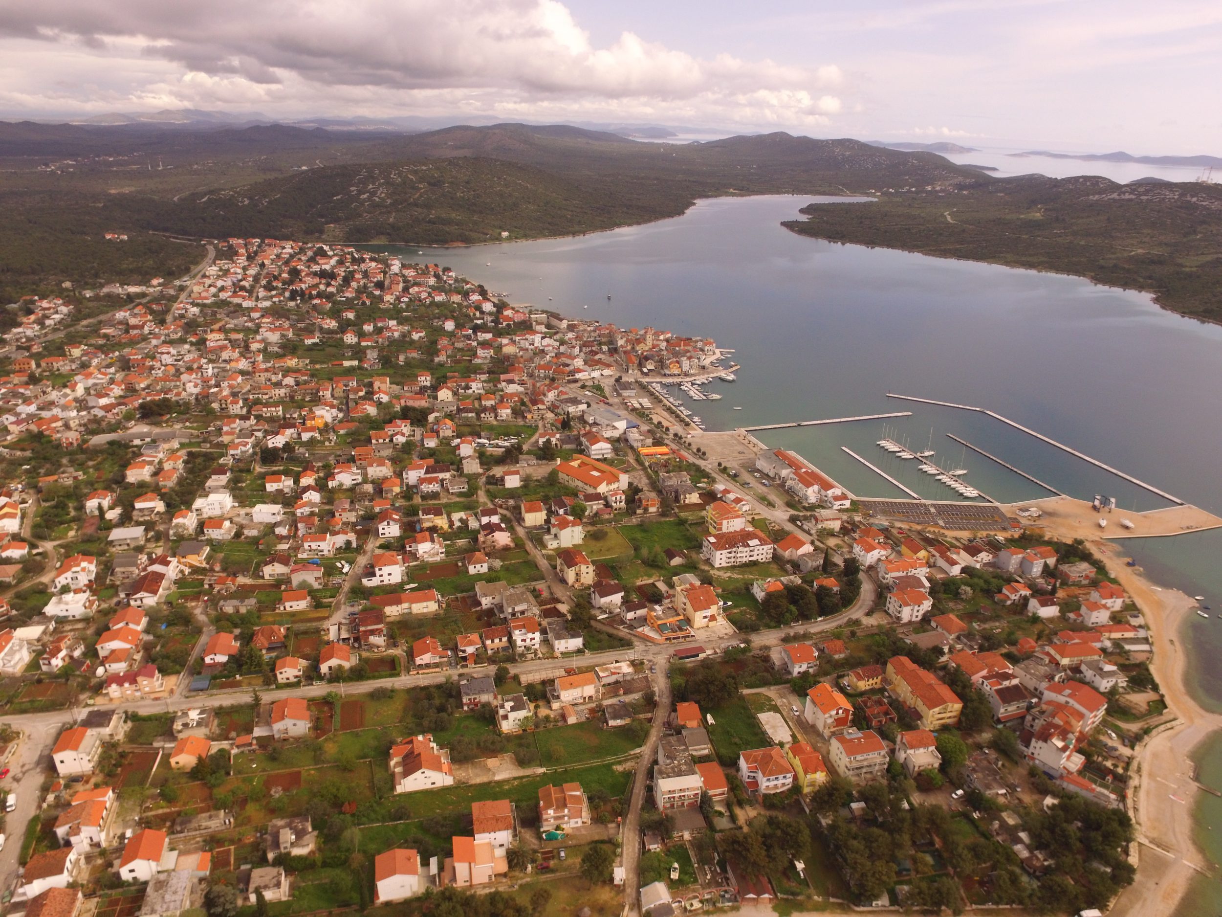 Fotografija Pirovca iz zraka.