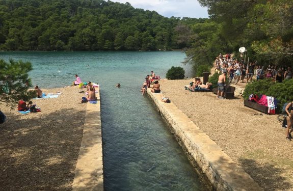 Slika iz mosta, ki povezuje Malo in Veliko jezero.